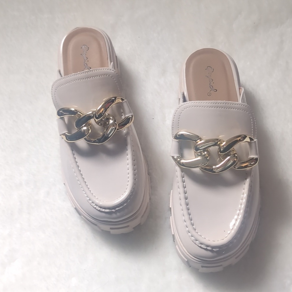 Qupid Cream Patent Chain-Link Lug Sole Mules Size 6.5
